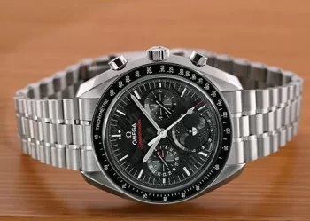 オメガ「スピードマスター ムーンフェイズ メテオライト」Ref. 304.30.43.52.01.001 メンズ